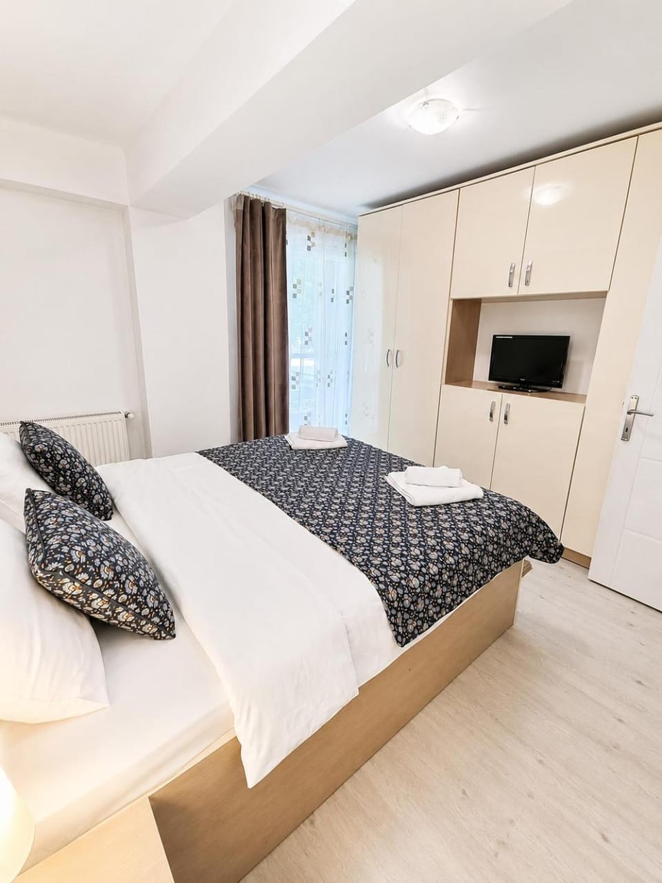 Close to the Airport 15 minutes walk & Therme -SELF CHECK-IN Apartment in Romania