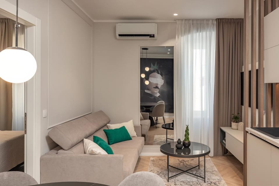 Seating area, Dining area, air conditioner
