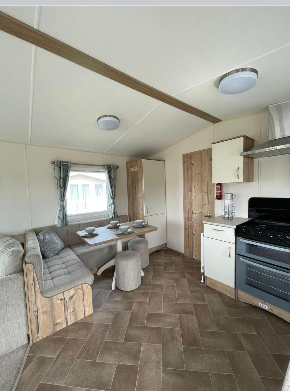 Kitchen or kitchenette, Photo of the whole room, Seating area, Dining area, minibar, pet friendly, stove