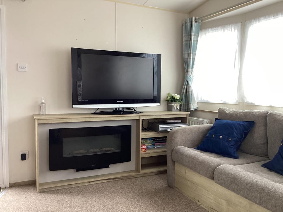Communal lounge/ TV room, TV and multimedia, Living room, Seating area, Evening entertainment