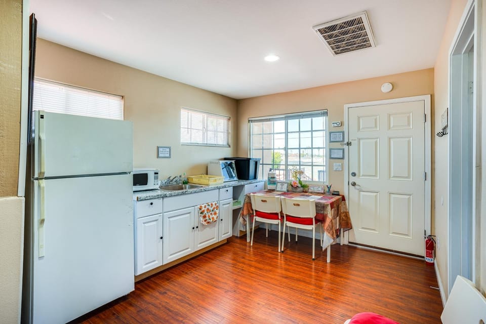 Westminster Apartment with Balcony, Near Disneyland! Apartment in Westminster