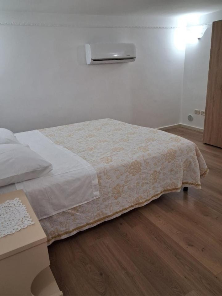 Bed, Bedroom, internet, air conditioner