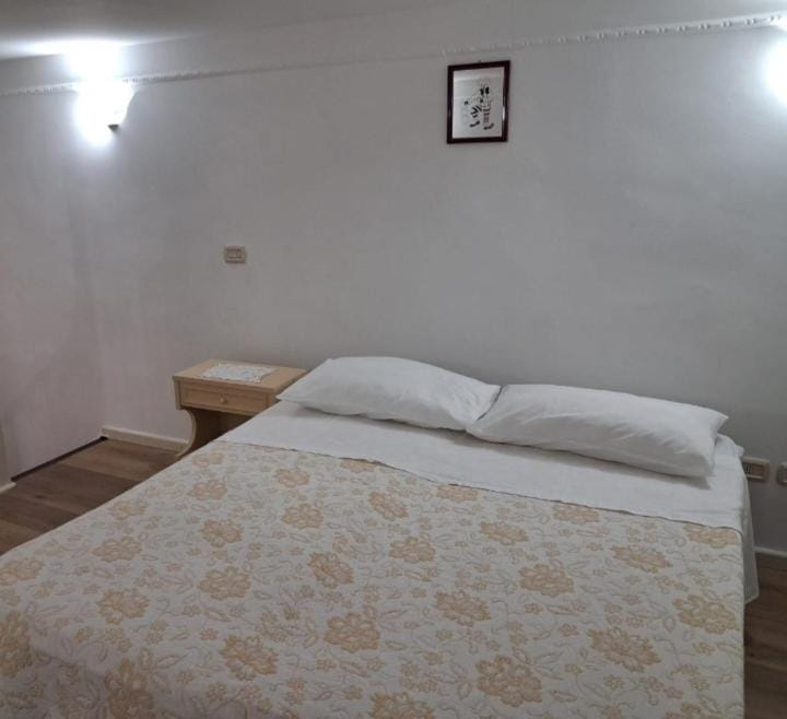 Bed, Bedroom, internet, air conditioner