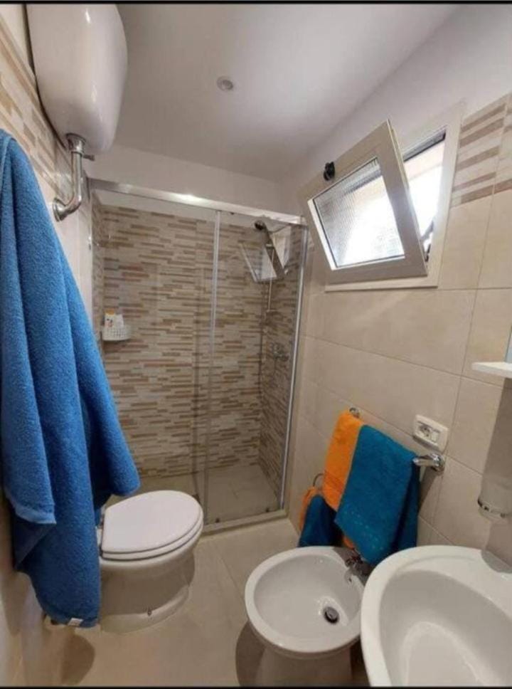 Shower, Toilet, Bathroom, bidet, towels