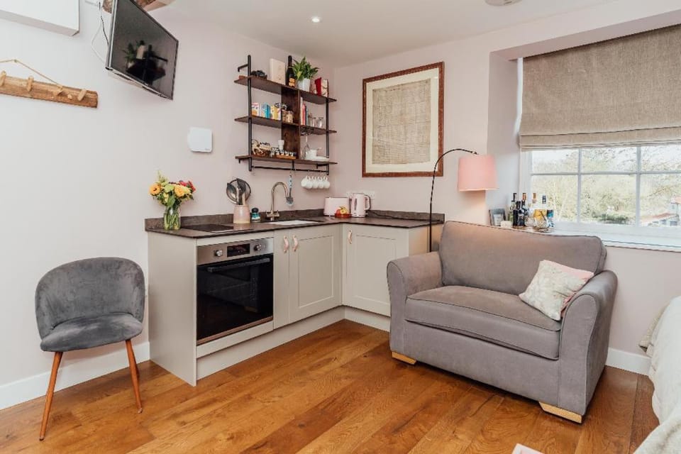 Kitchen or kitchenette, Seating area, minibar, pet friendly, stove