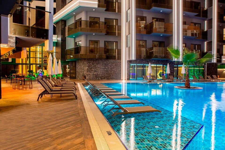 Swimming pool, sunbed