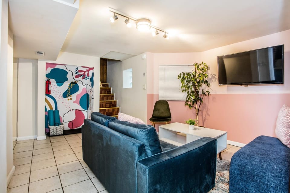 Walk to Train l Near attractions and ORD l Free Parking l Patio Apartment in Chicago
