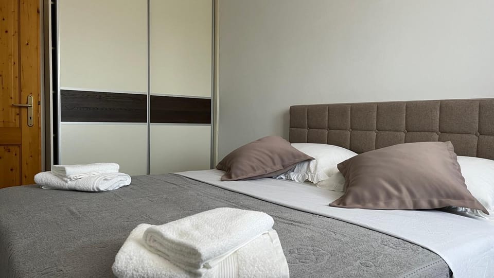 Bed, Photo of the whole room, Bedroom, towels, wardrobe