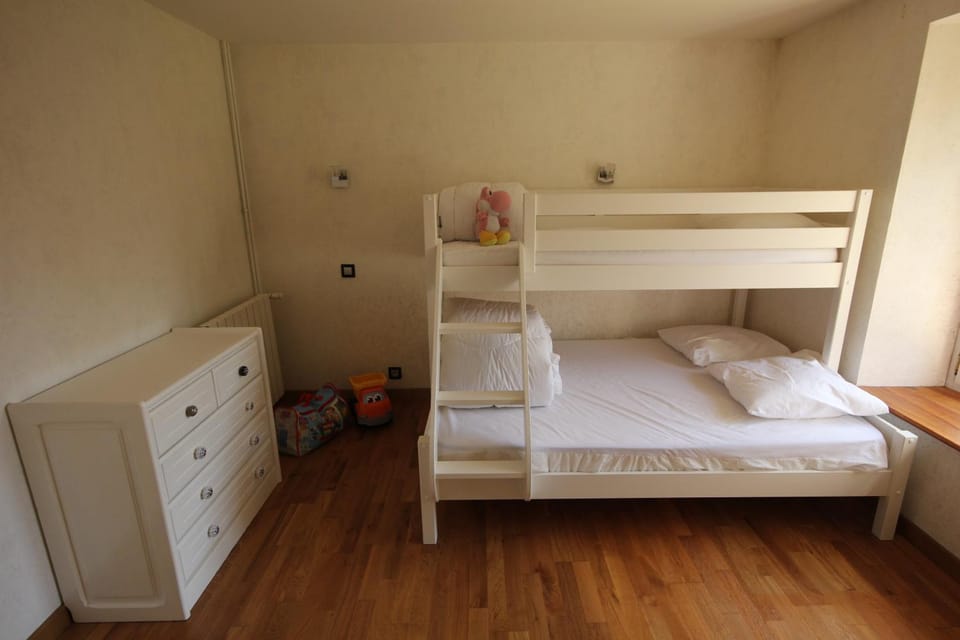 Bedroom, bunk bed