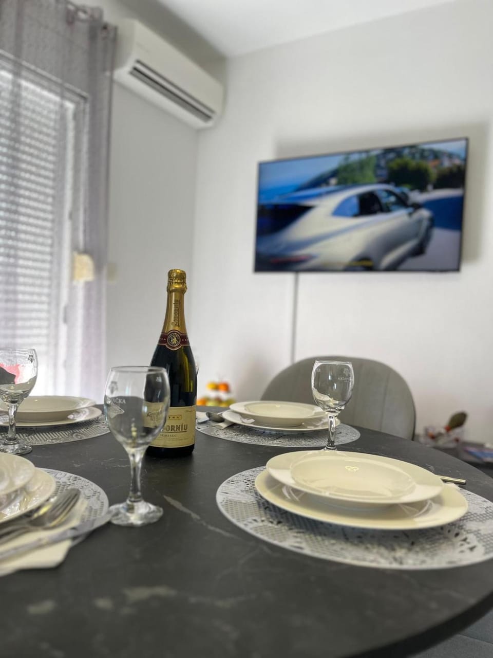 TV and multimedia, Food and drinks, Dining area