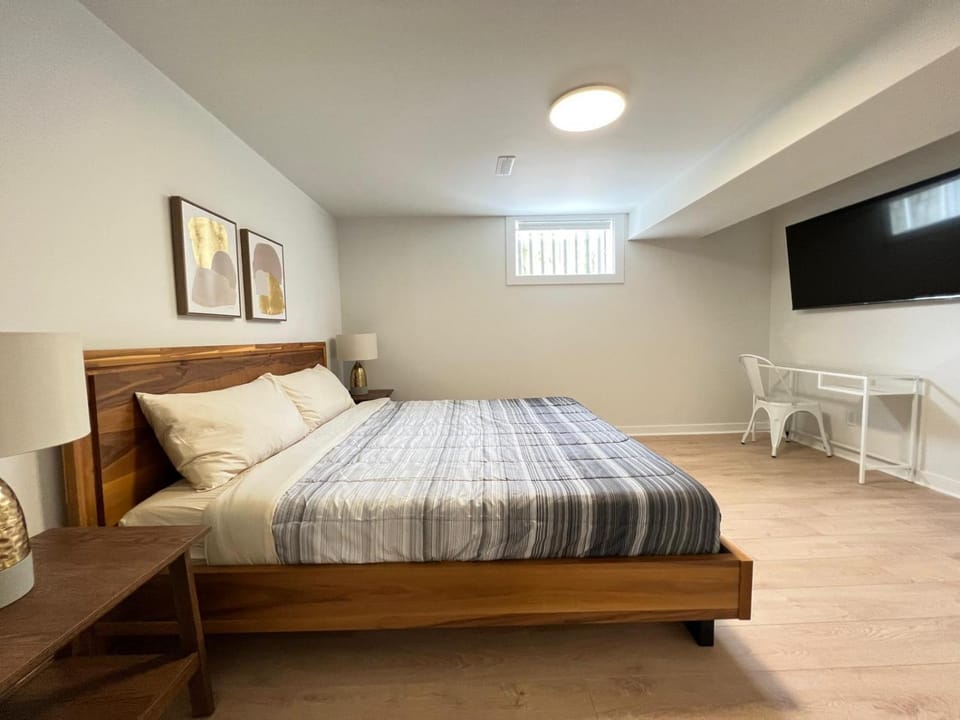 Letitia Heights !A Spacious and Quiet Private Bedroom with Shared Bathroom Vacation rental in Barrie