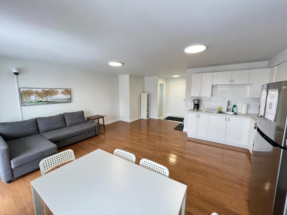 Letitia Heights !A Spacious and Quiet Private Bedroom with Shared Bathroom Vacation rental in Barrie