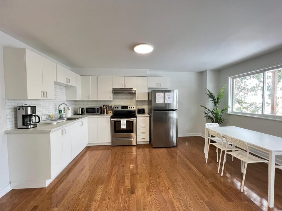 Letitia Heights !A Spacious and Quiet Private Bedroom with Shared Bathroom Vacation rental in Barrie