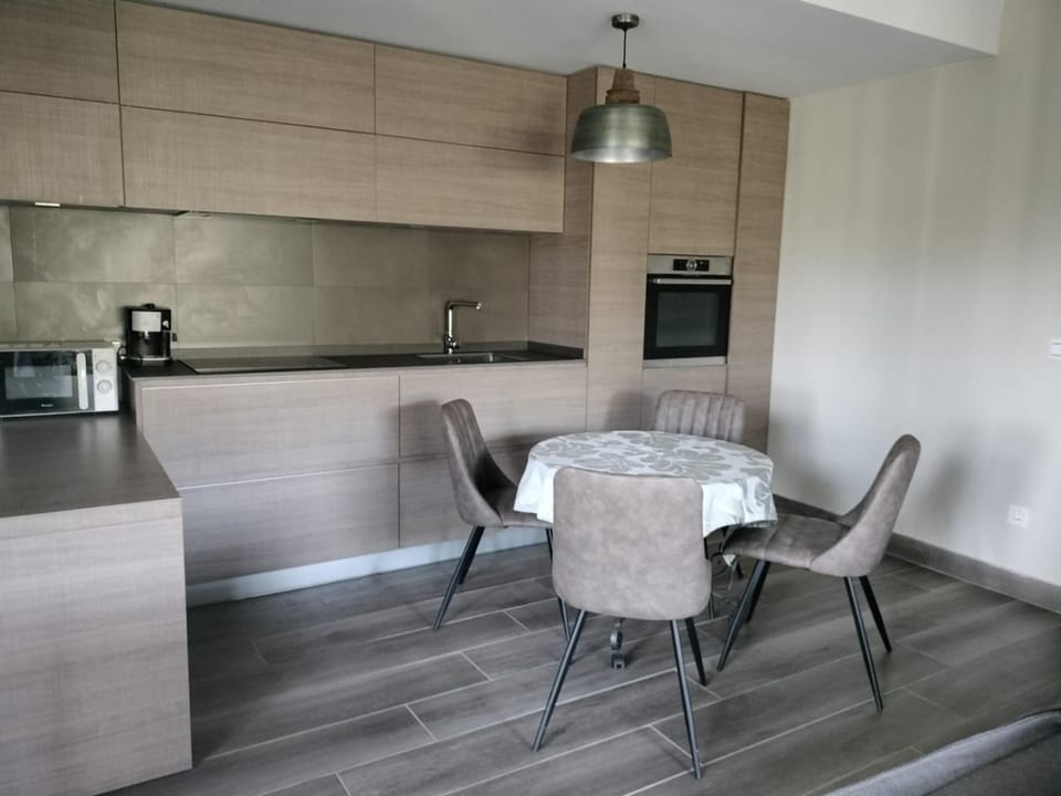Kitchen or kitchenette, Dining area, minibar, pet friendly, stove