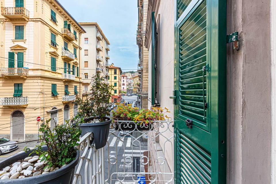 Property building, Day, Neighbourhood, City view, Street view