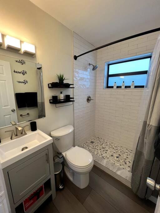 Shower, Toilet, Bathroom, heating, towels