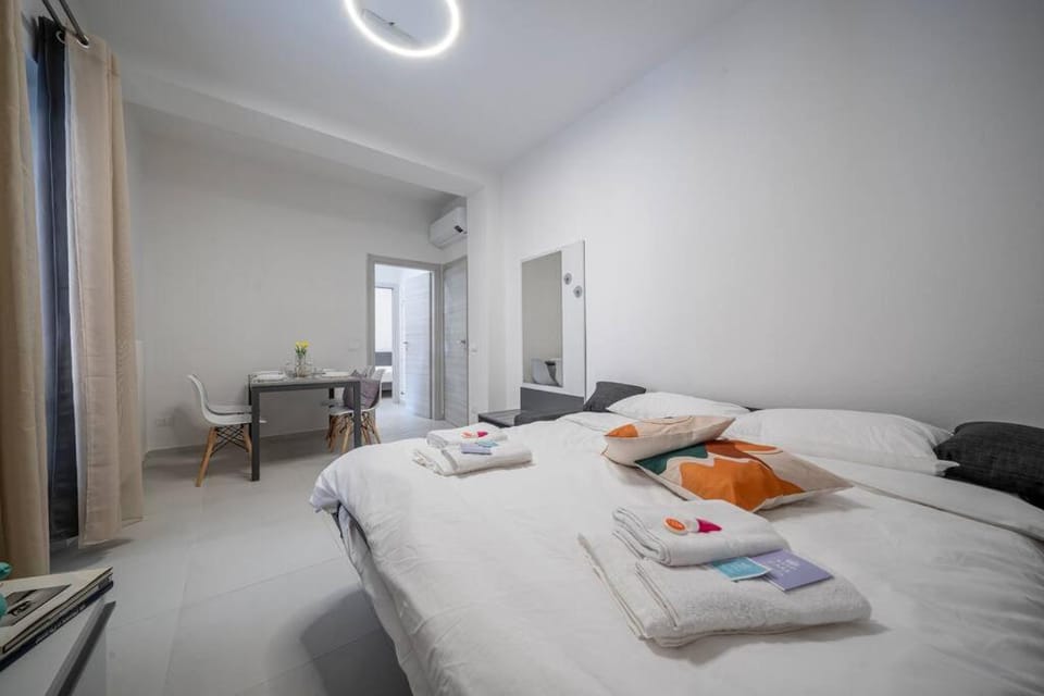 Bed, Living room, Photo of the whole room, Seating area, towels