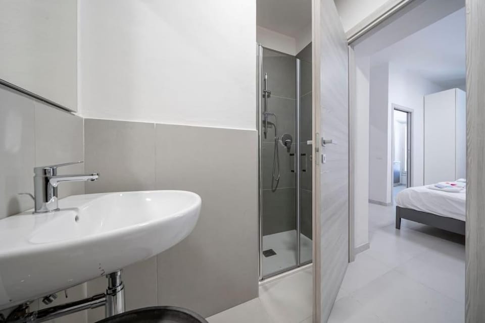 Shower, Toilet, Bed, Bathroom, towels