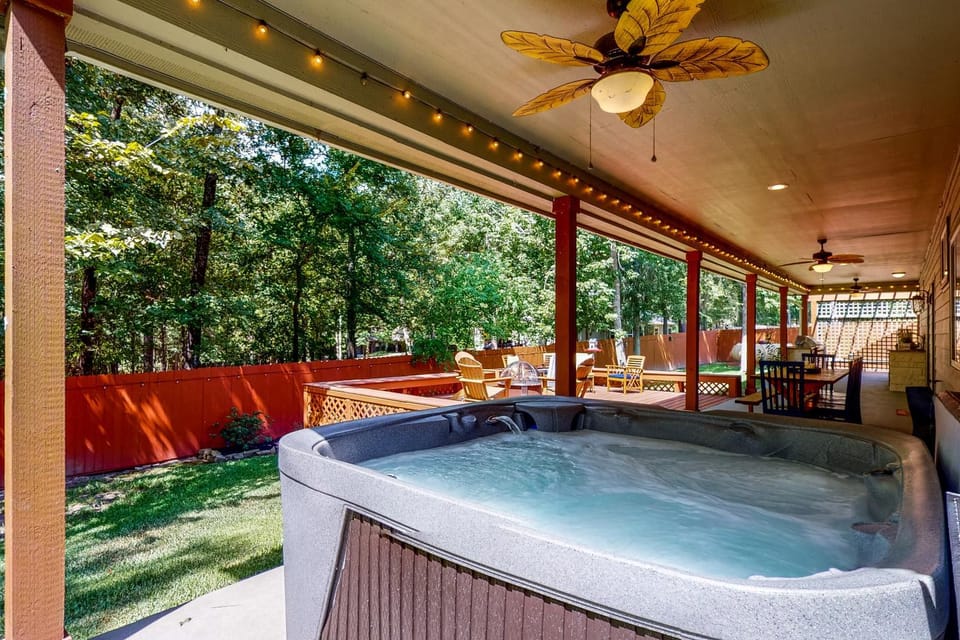 Patio Oasis w/ Hot Tub! Lake Livingston Estate House in Lake Livingston