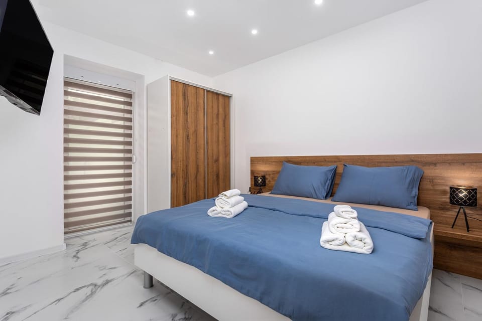 Bed, TV and multimedia, Photo of the whole room, Bedroom