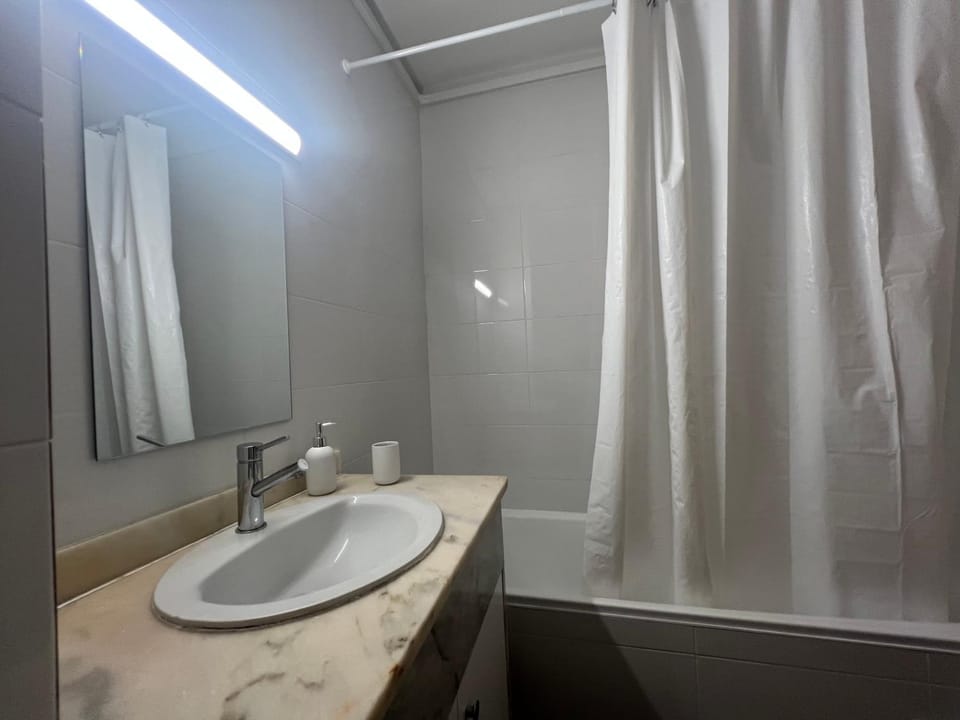 Cozy Apartment, 5 Min to Praia da Rocha, Algarve Apartment in Portimao