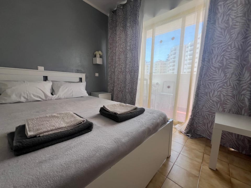 Cozy Apartment, 5 Min to Praia da Rocha, Algarve Apartment in Portimao