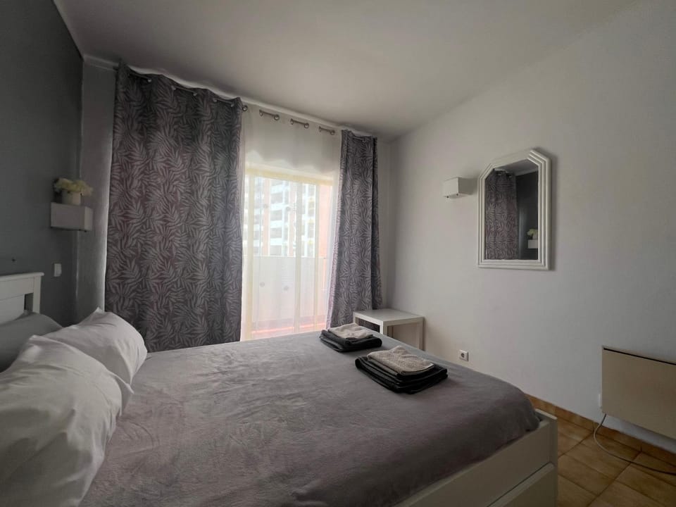 Cozy Apartment, 5 Min to Praia da Rocha, Algarve Apartment in Portimao