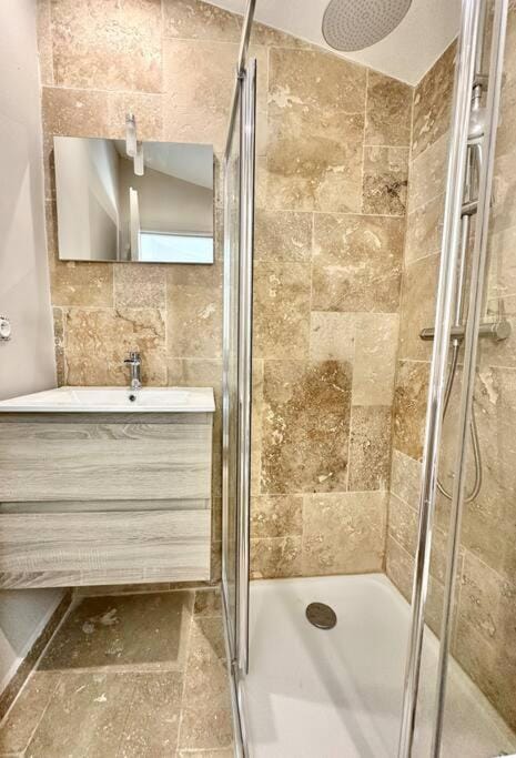 Appartement cosy: 2 min train, 10 min plage, clim Apartment in Nice