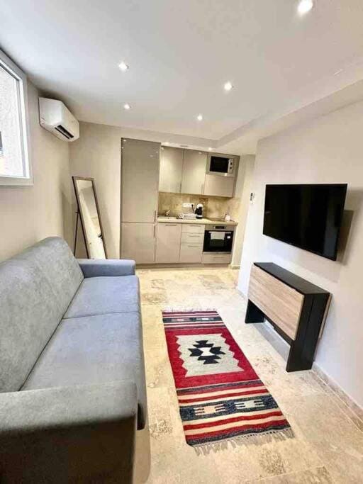 Appartement cosy: 2 min train, 10 min plage, clim Apartment in Nice