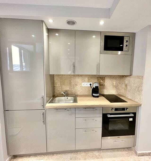 Appartement cosy: 2 min train, 10 min plage, clim Apartment in Nice
