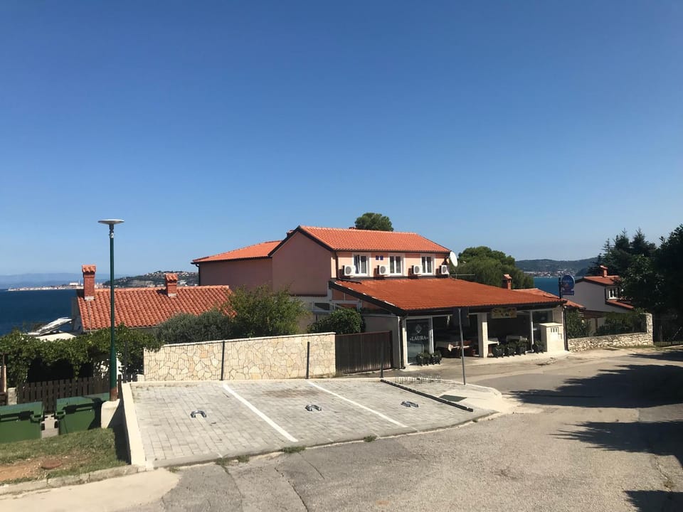 Property building, Neighbourhood, Parking