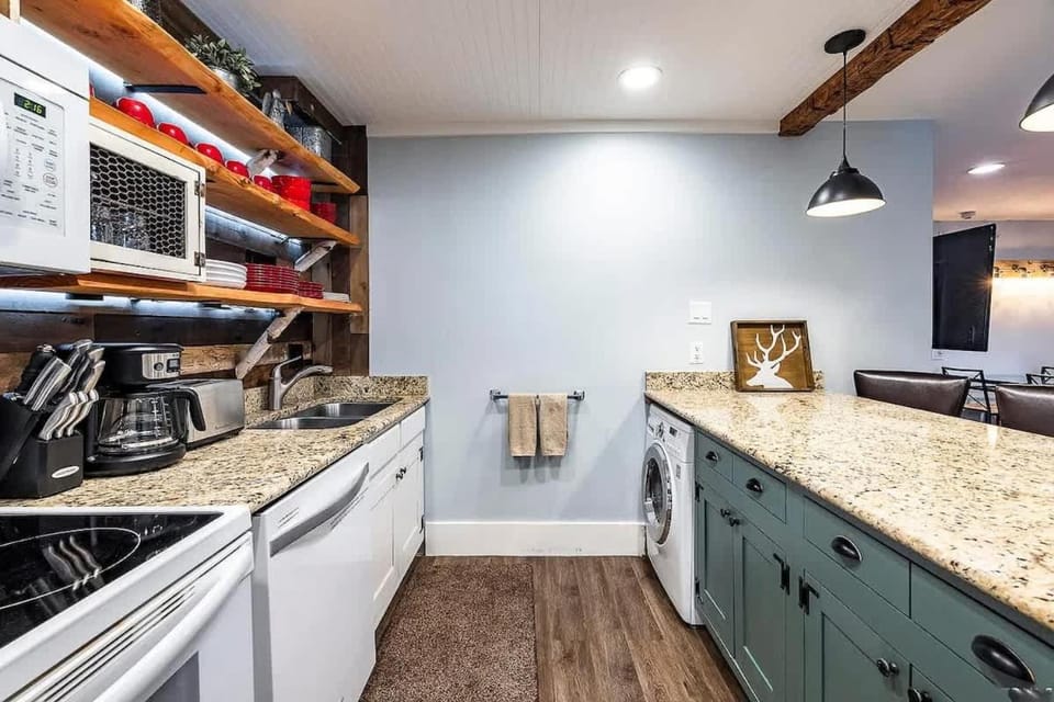 Mountain Haven Steps Away from PC MTN Heated Pool House in Park City