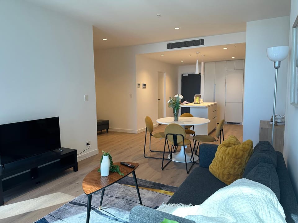 TV and multimedia, Living room, Seating area, Evening entertainment