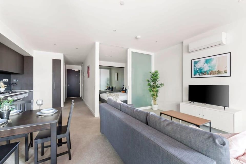 Stylish & Modern 2BR Apt Near Victoria Market Apartment in Melbourne