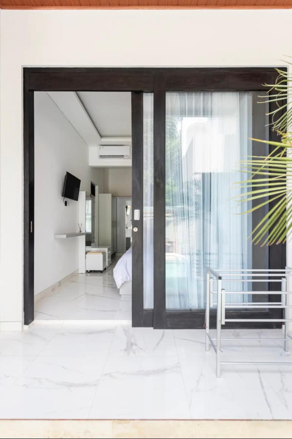 Property building, TV and multimedia, Bedroom, wardrobe, air conditioner