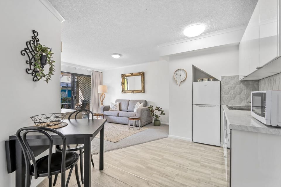 Kitchen or kitchenette, Living room, Seating area, Dining area
