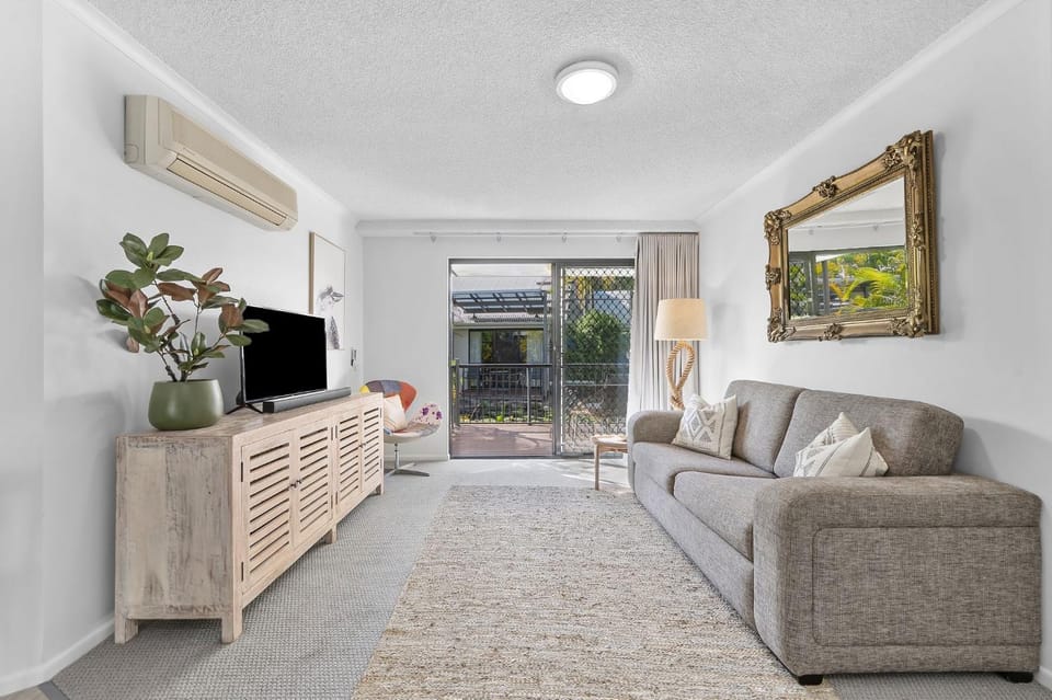 TV and multimedia, Living room, Seating area, air conditioner