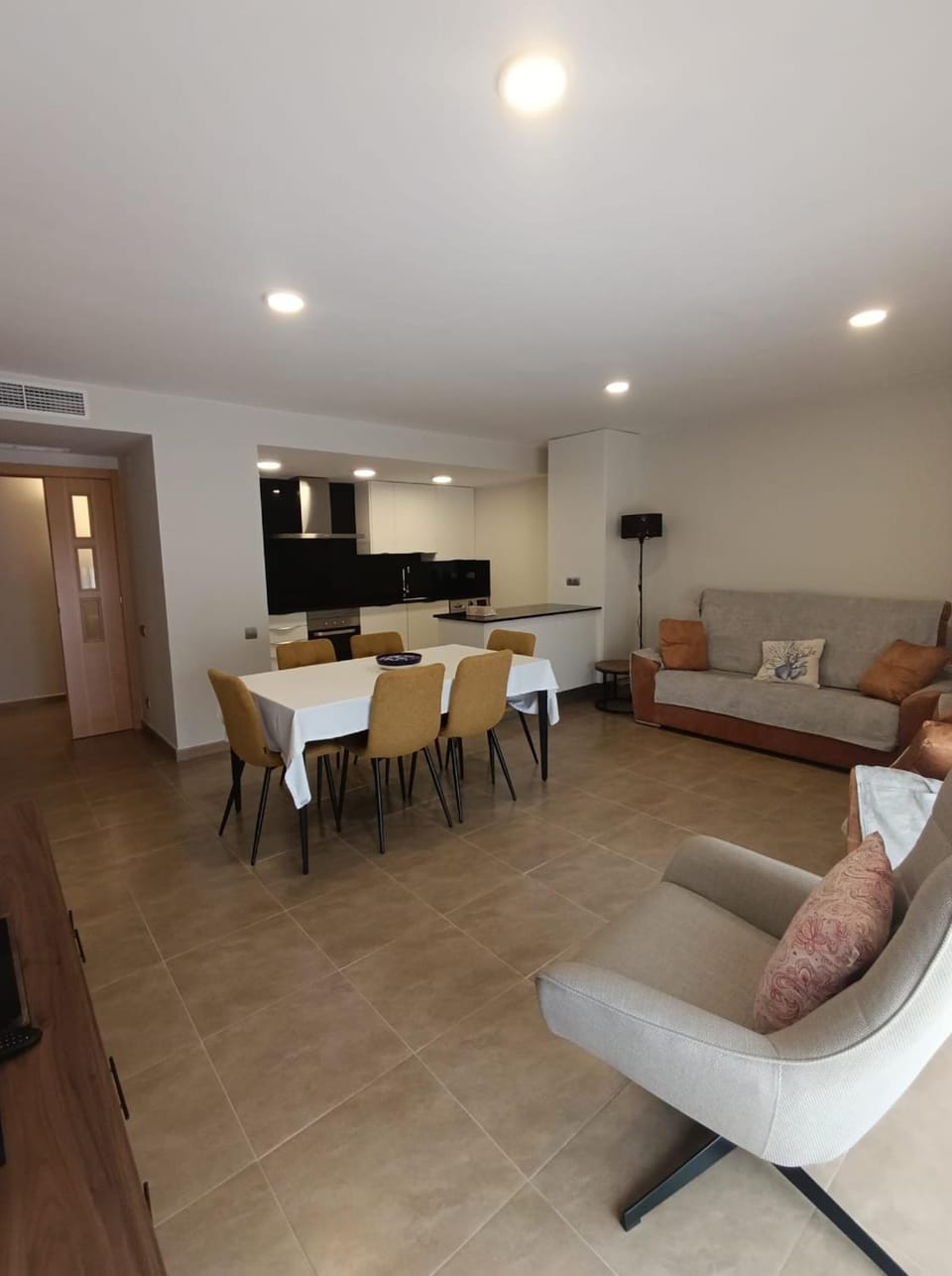 Photo of the whole room, Seating area