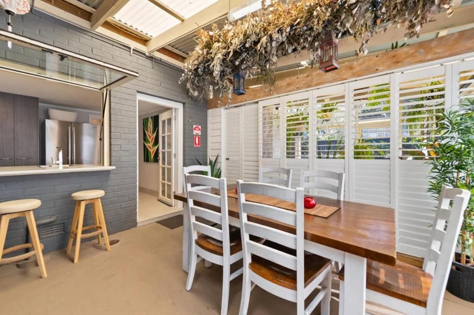 Kitchen or kitchenette, Seating area, Dining area