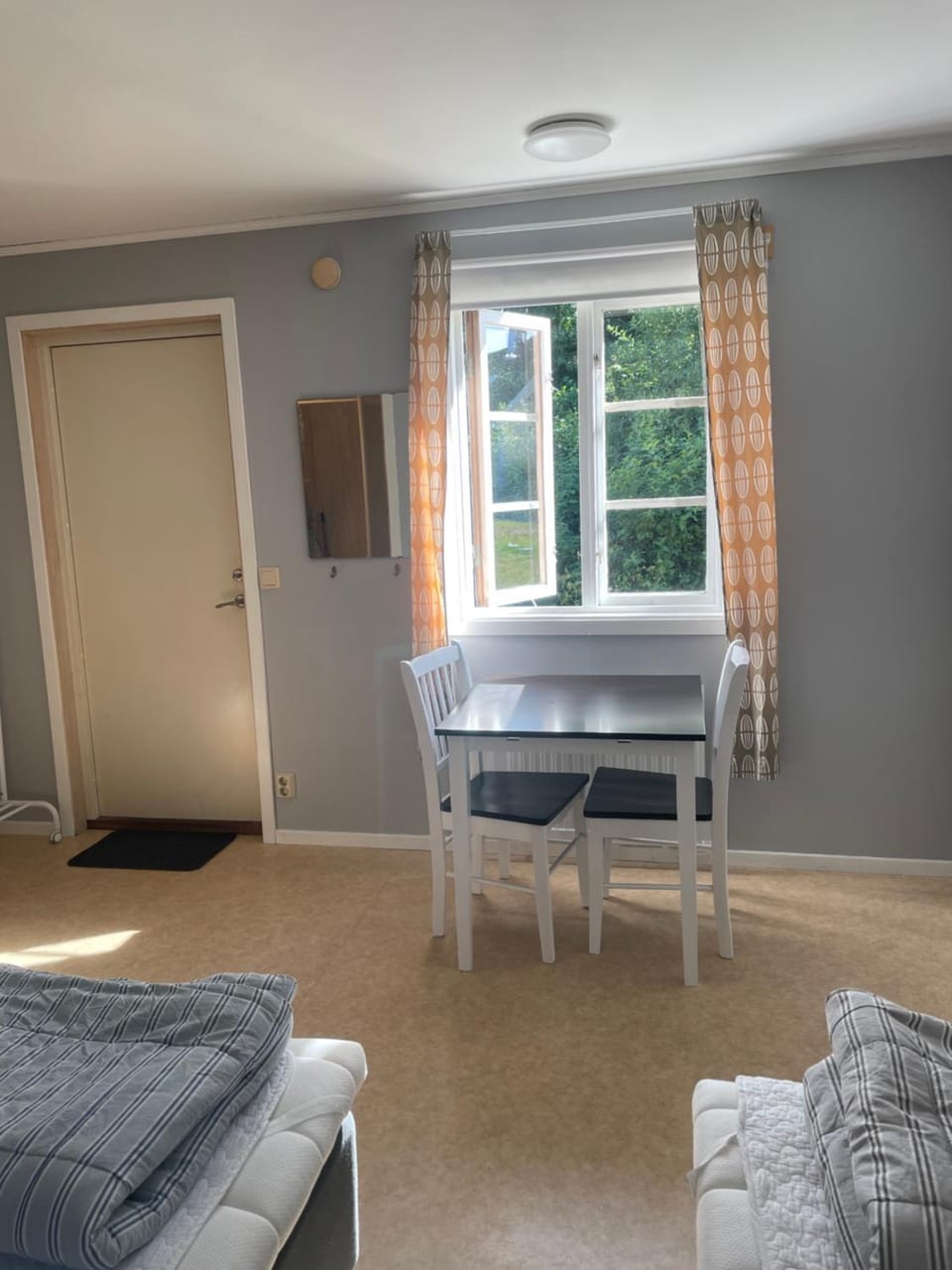Photo of the whole room, Dining area
