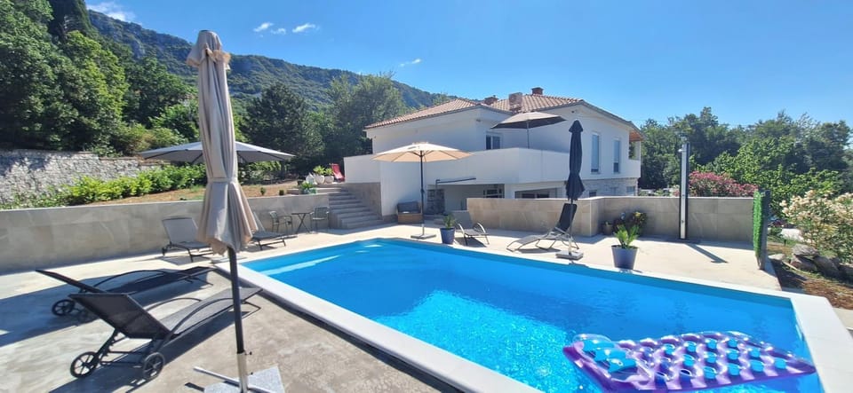 Apartment DELFIN - Beheizter Pool & Jacuzzi in Bribir - Crikvenica - Novi Vinodolski Apartment in Primorje-Gorski Kotar County