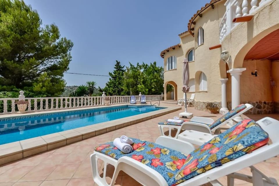 Swimming pool, sunbed