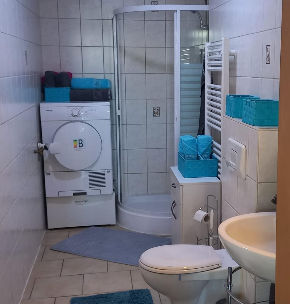 Shower, Toilet, Bathroom, towels