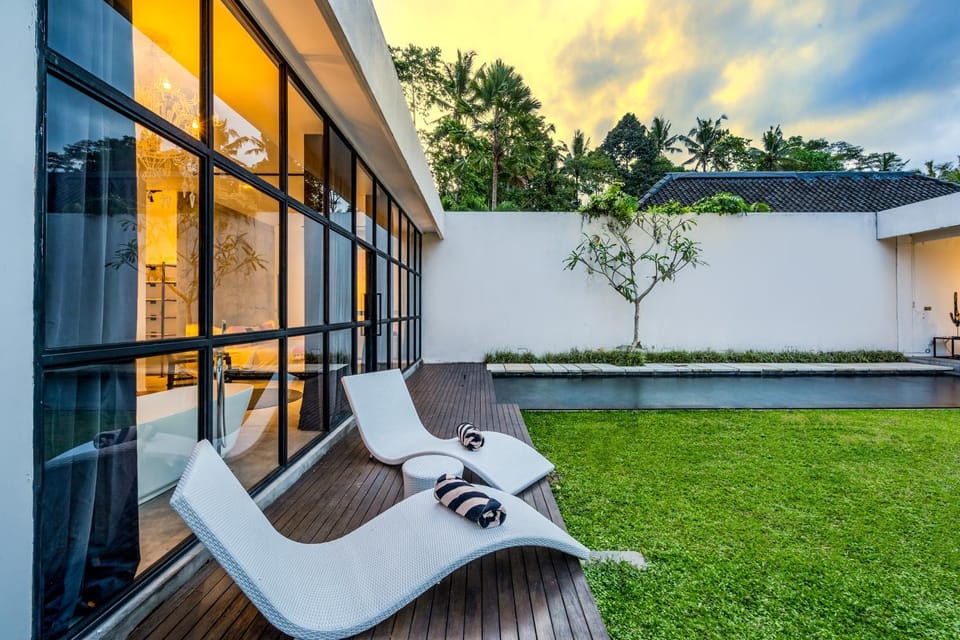 Property building, Garden, View (from property/room), Seating area, Garden view, Pool view, Swimming pool, sunbed