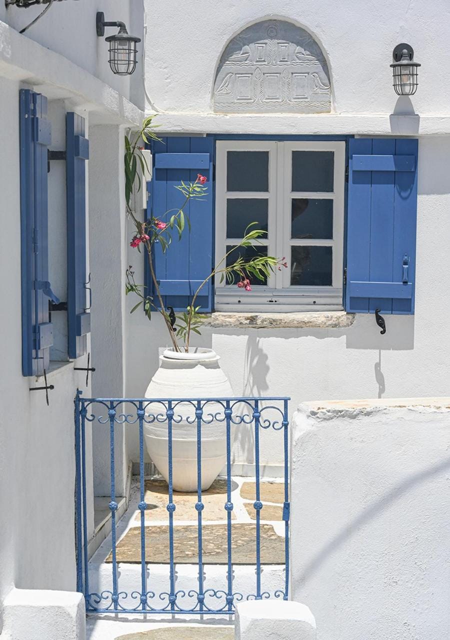 Property building, Facade/entrance, Day, Balcony/Terrace