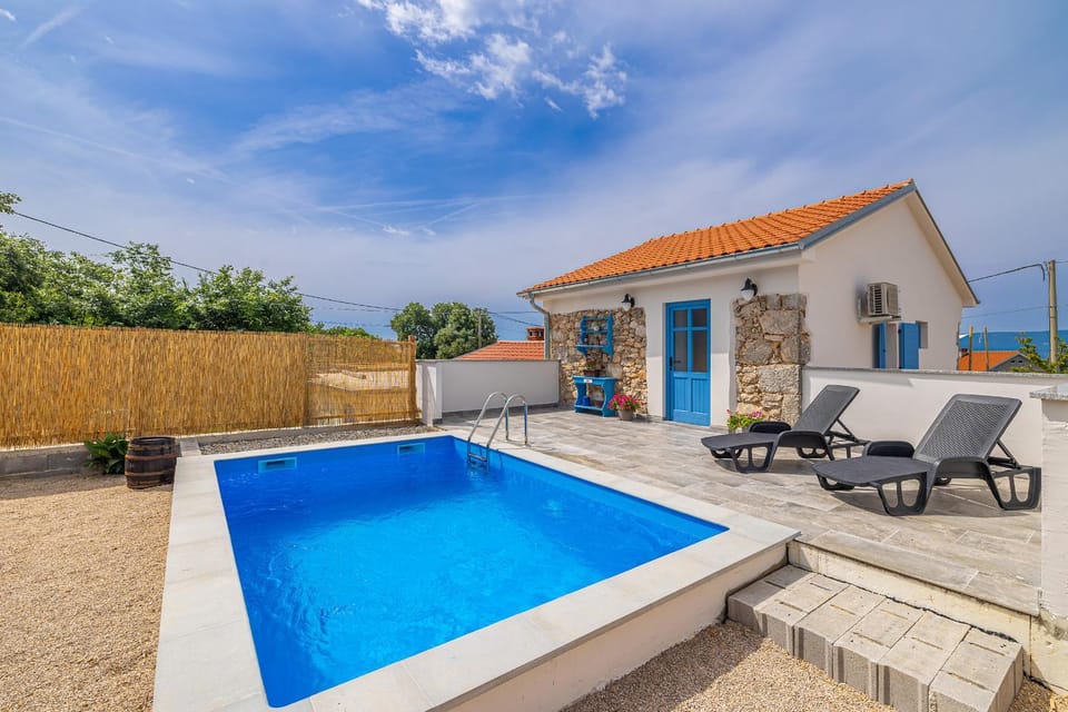 Property building, Swimming pool, sunbed