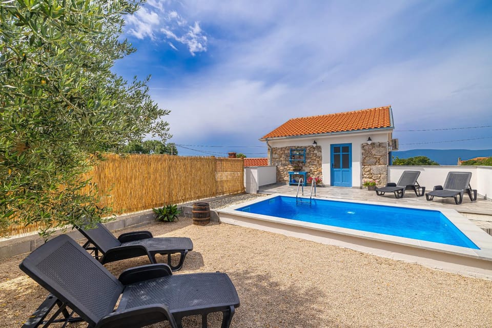 Swimming pool, sunbed
