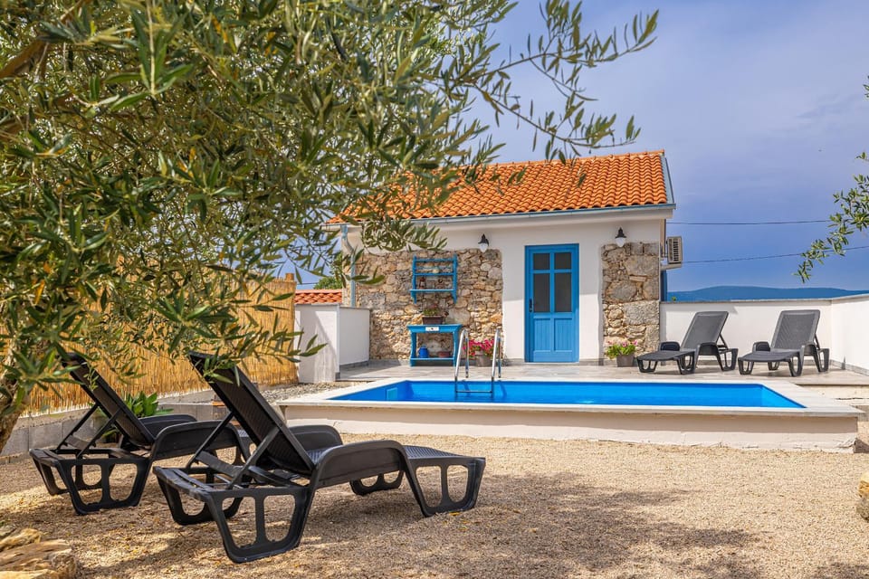 Property building, Swimming pool, sunbed