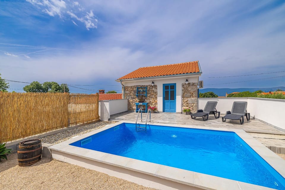 Swimming pool, sunbed