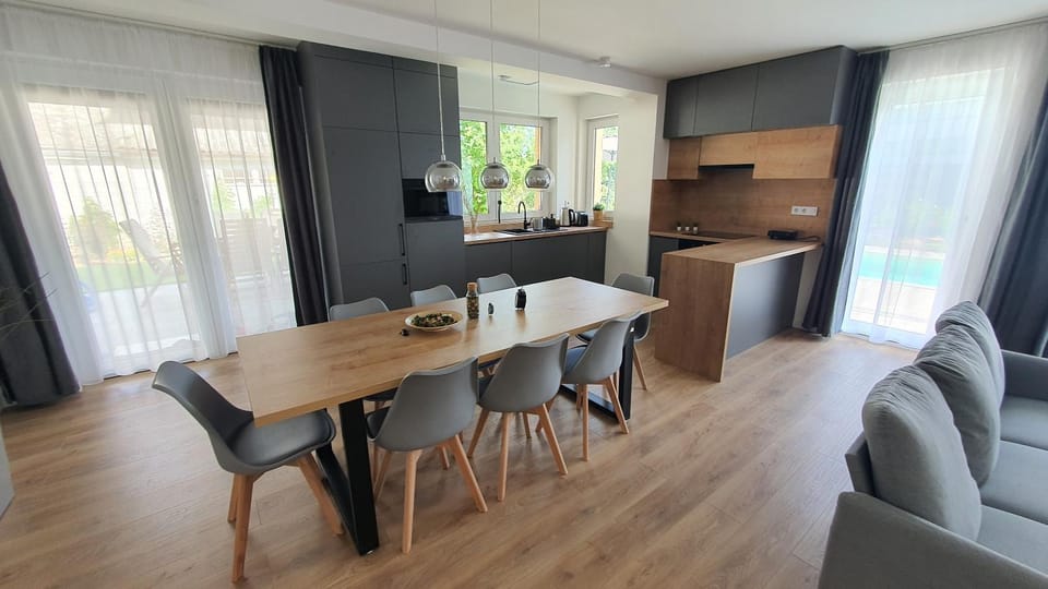 Kitchen or kitchenette, Living room, Seating area, Dining area, minibar